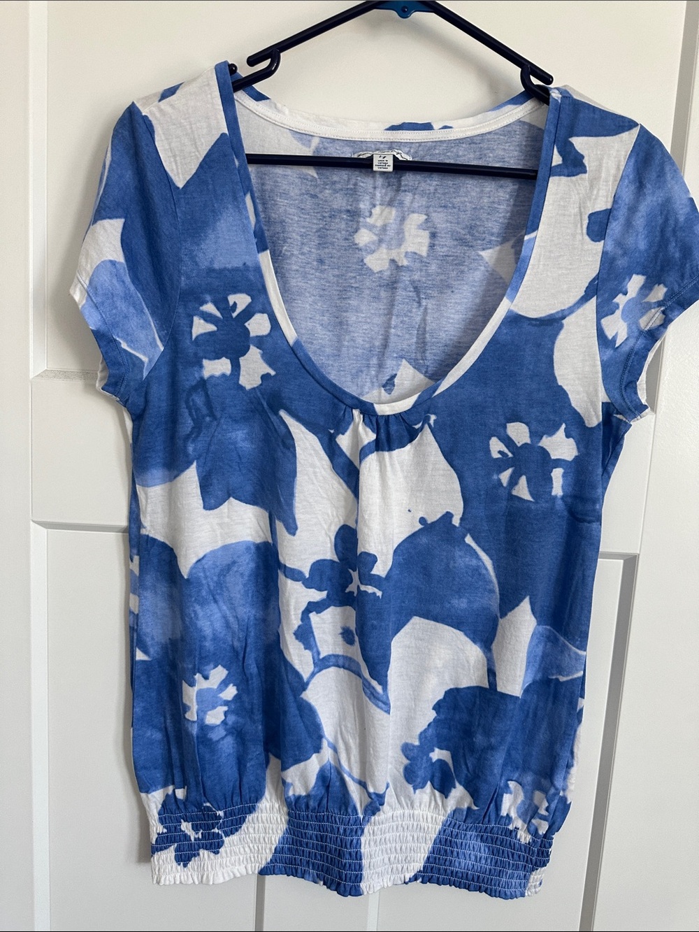 American Eagle Outfitters Blue and White Floral Scoop-Neck Short Sleeve Top